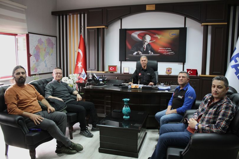 KOCATEPE ÜNİVERSİTESİ HARİTA MÜHENDİSLİĞİ BÖLÜMÜ TEMSİLCİLERİ, İL AFAD MÜDÜRÜNE HAYIRLI OLSUN ZİYARETİNDE BULUNDU