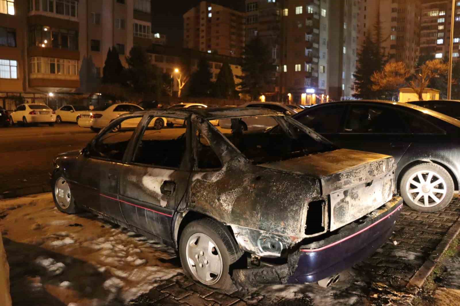 Alevlere Teslim Olan Otomobil Kullanılmaz Hale Geldi
