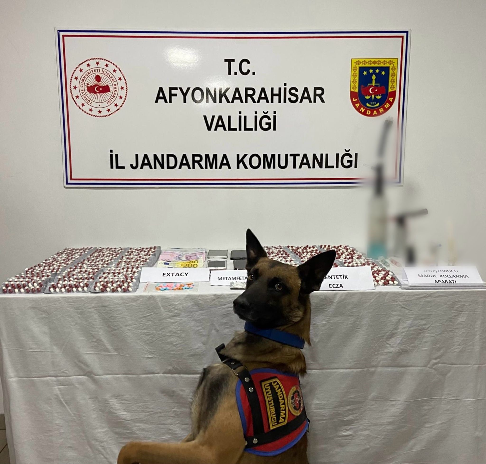 AFYON'DA ZEHİR TACİRLERİNE BASKIN