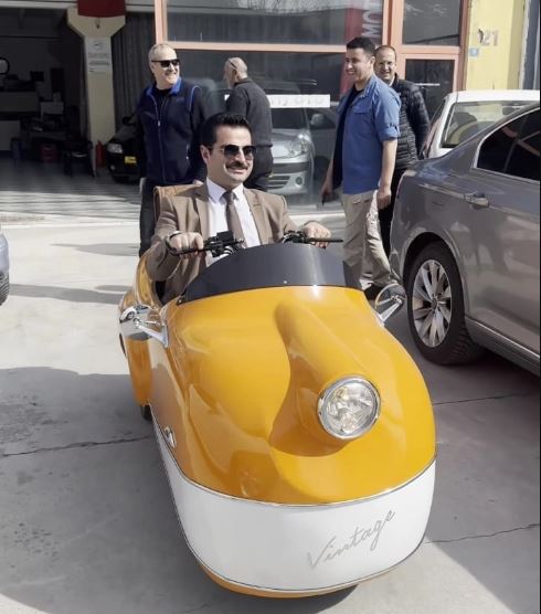 Afyonkarahisar Vali Yardımcısı ve Şuhut Kaymakam Han, Elektrikli Mini Otomobiliyle Beğeni Rekoru Kırdı