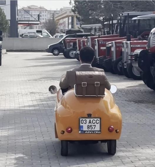 Afyonkarahisar Vali Yardımcısı ve Şuhut Kaymakam Han, Elektrikli Mini Otomobiliyle Beğeni Rekoru Kırdı