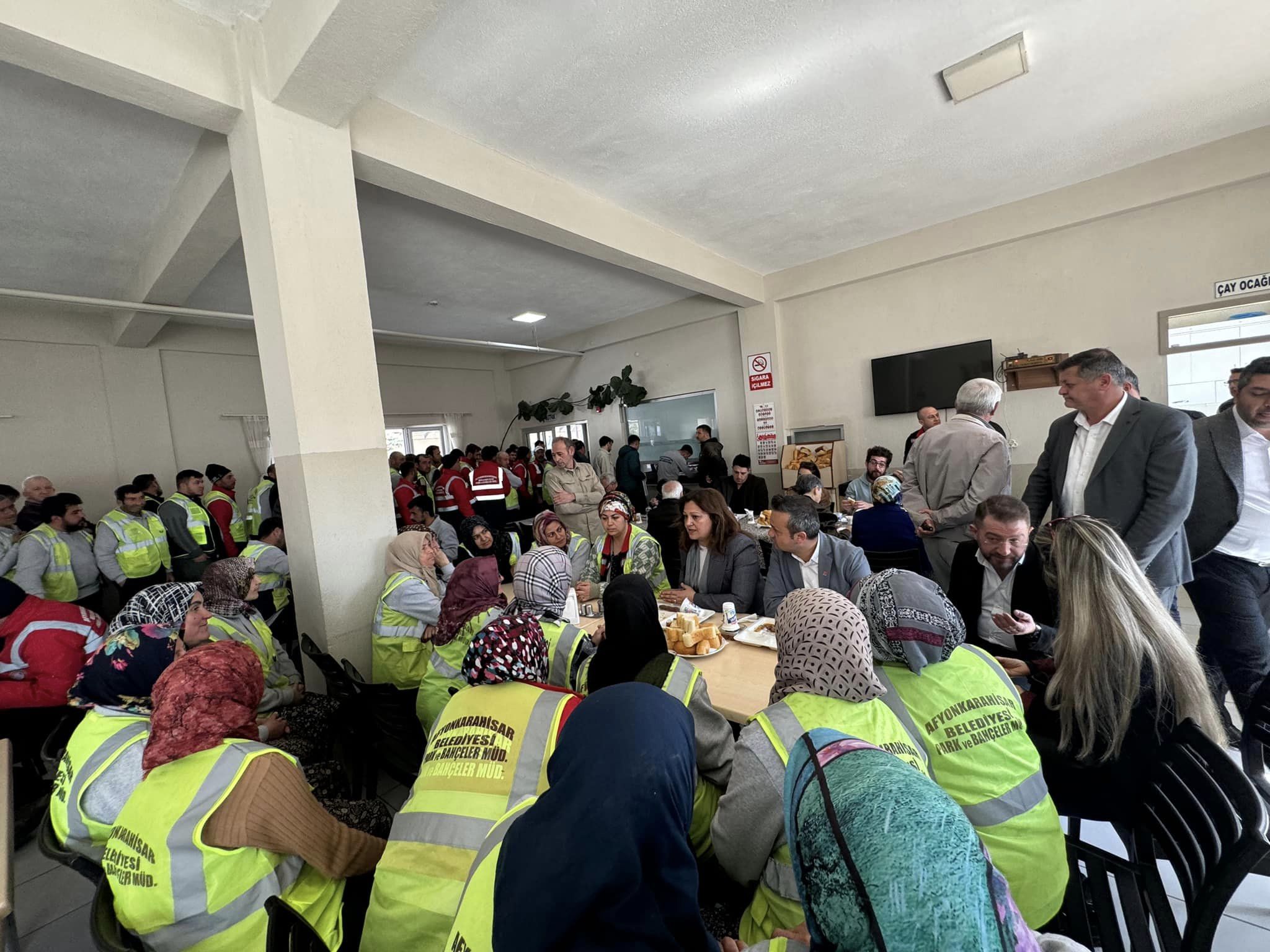 KÖKSAL YÜNTAŞ İŞÇİLERİNE MÜJDEYİ VERDİ. EN DÜŞÜK MAAŞ TUTARINI PAYLAŞTI