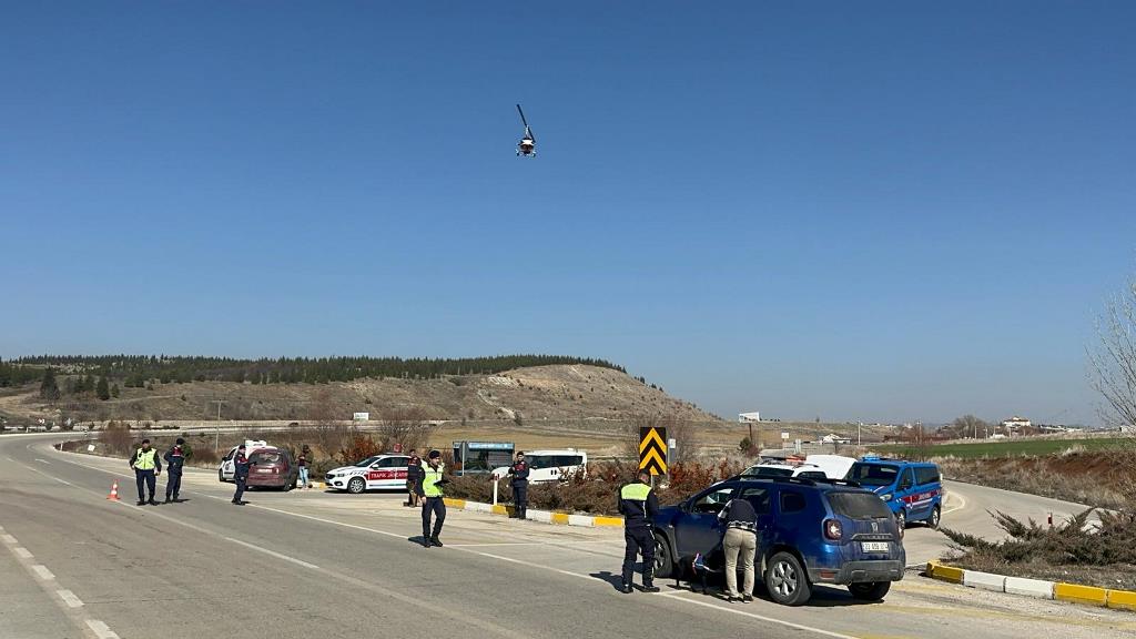 AFYON'DA CAYROKOPTER DESTEKLİ TRAFİK DENETİMİ YAPILDI