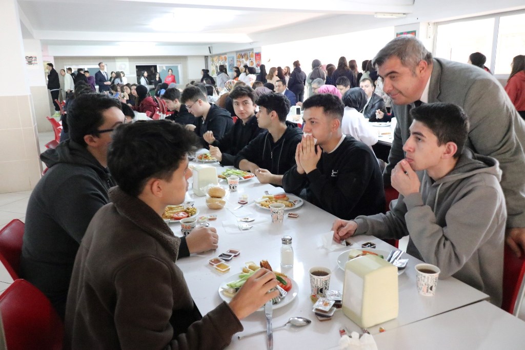 SÜNNETCİ, MSÜ SINAVINA GİRECEK ÖĞRENCİLERLE BULUŞTU