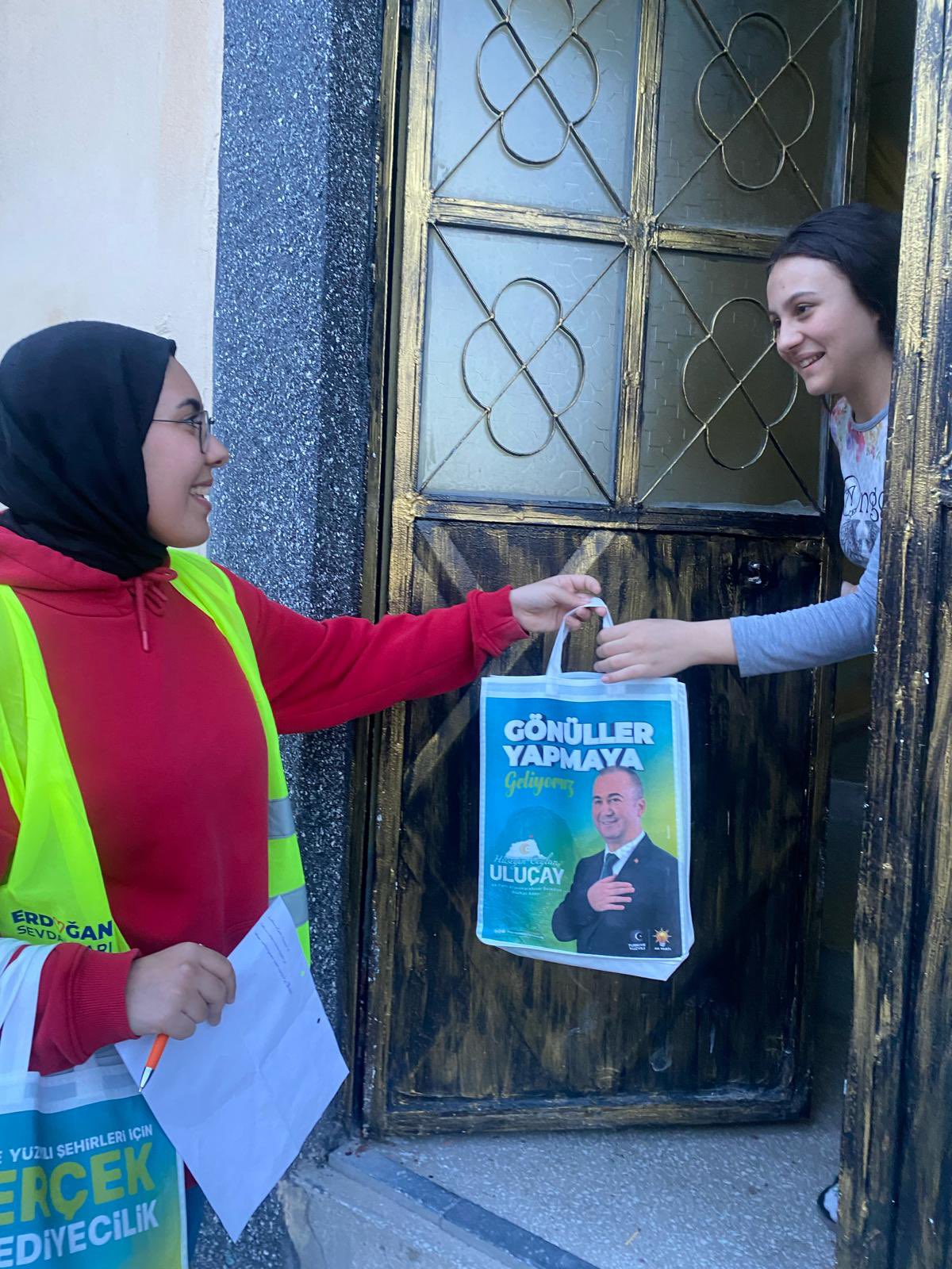 AK PARTİ AFYON GENÇLİK KOLLARI, GENÇ SEÇMENLERLE BULUŞUYOR"