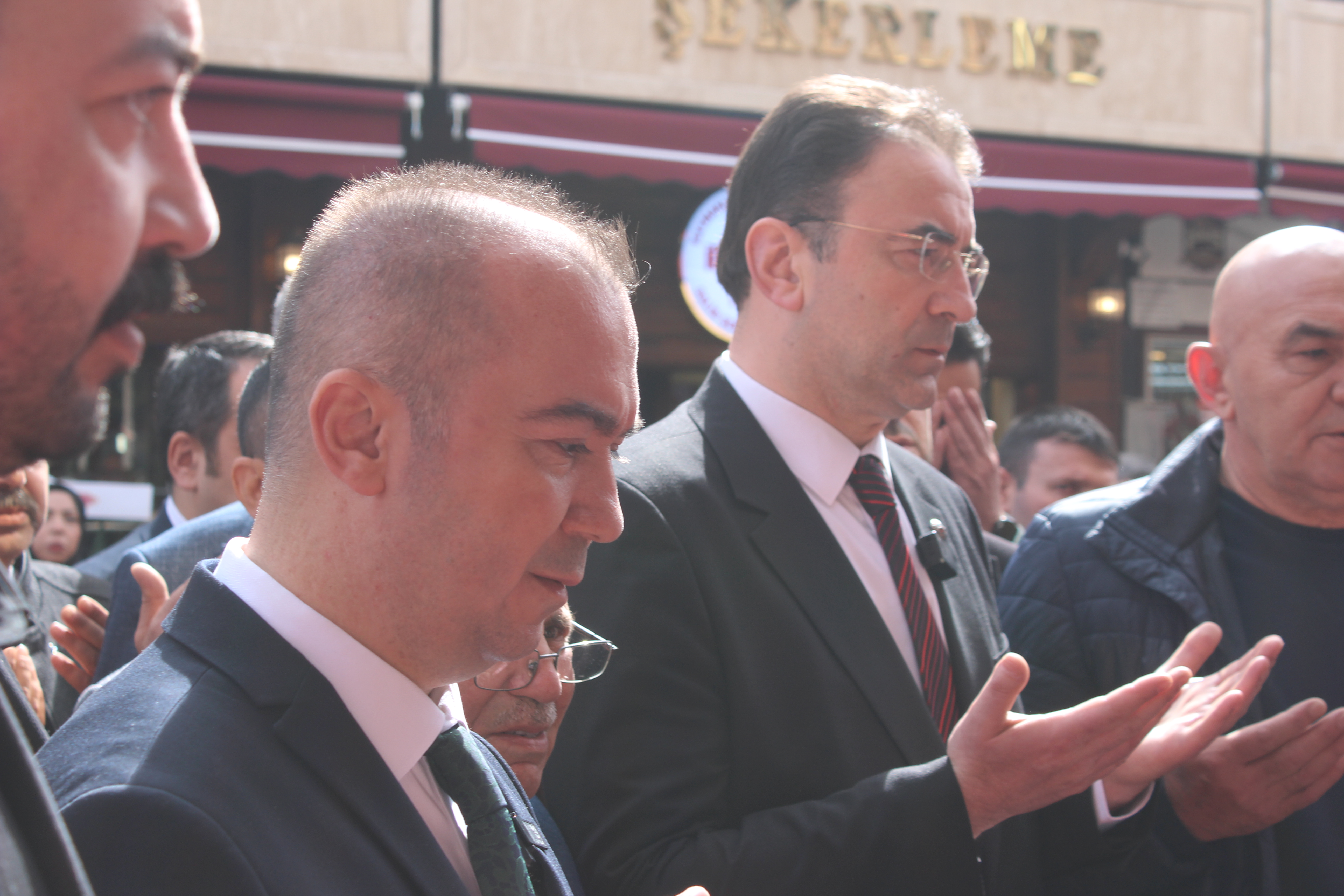 ‘Dandi Döner’ Uzunçarşı’da açıldı!...Afyon’da Ahmet İpek kalitesi dönerle buluştu