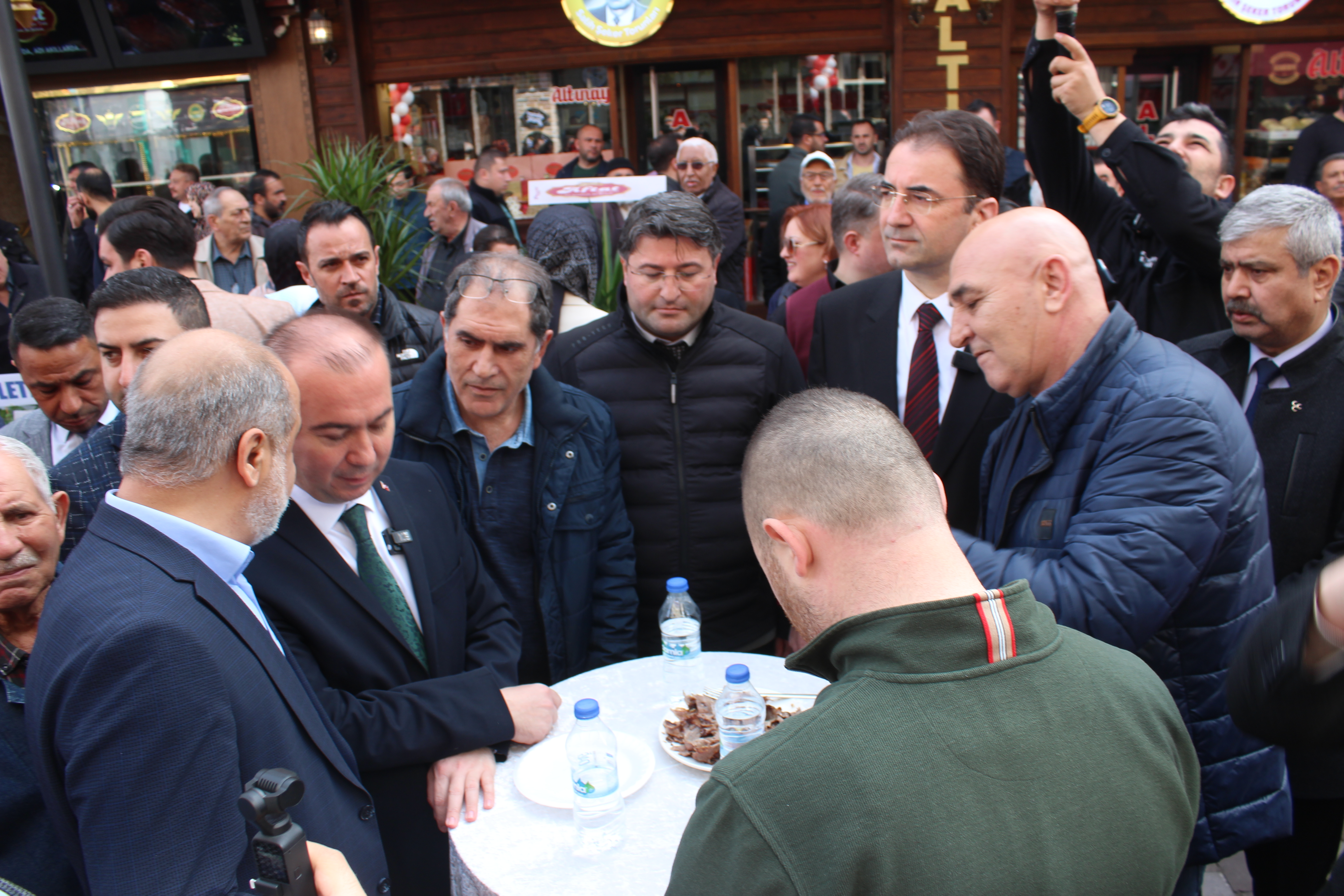 ‘Dandi Döner’ Uzunçarşı’da açıldı!...Afyon’da Ahmet İpek kalitesi dönerle buluştu