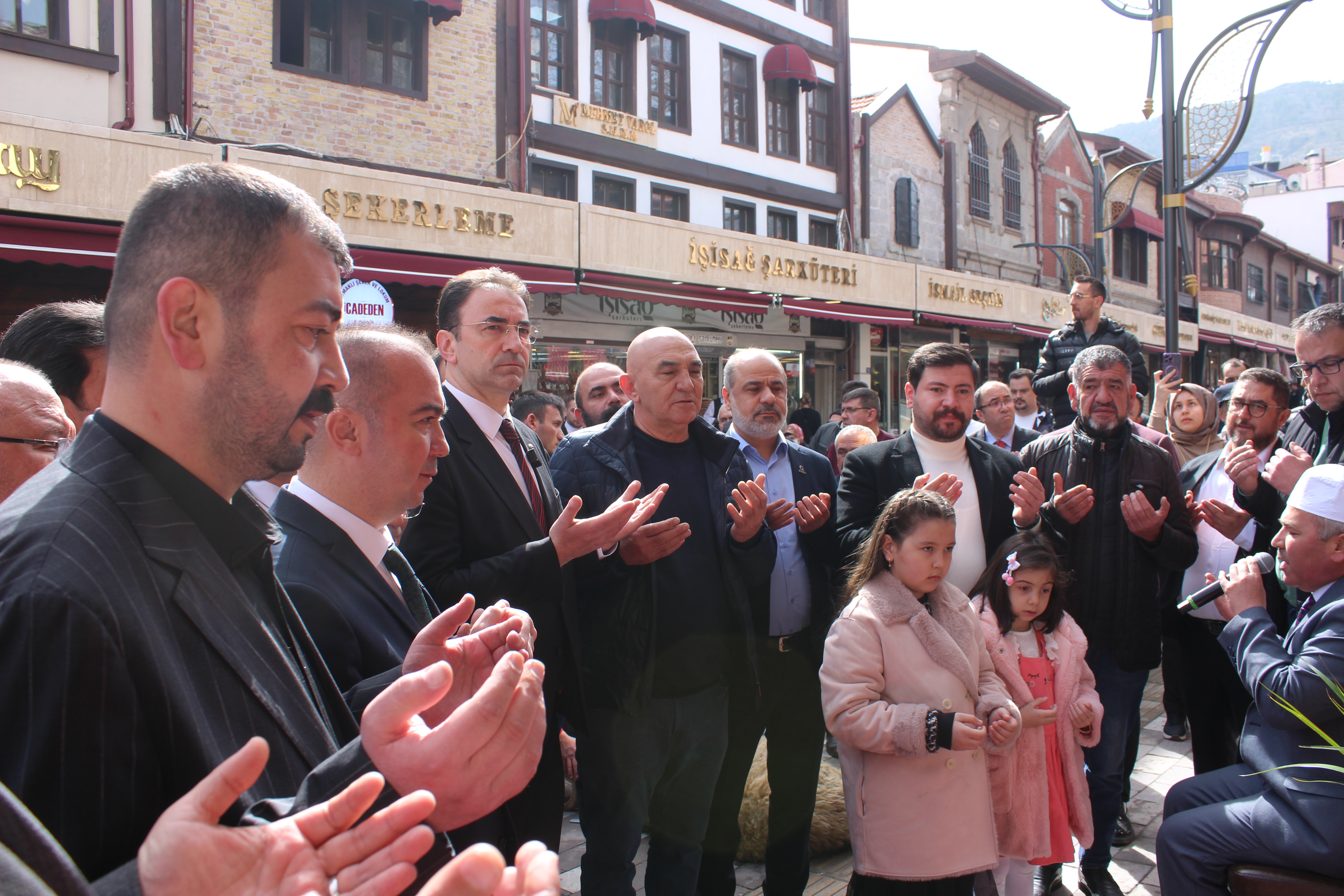 ‘Dandi Döner’ Uzunçarşı’da açıldı!...Afyon’da Ahmet İpek kalitesi dönerle buluştu