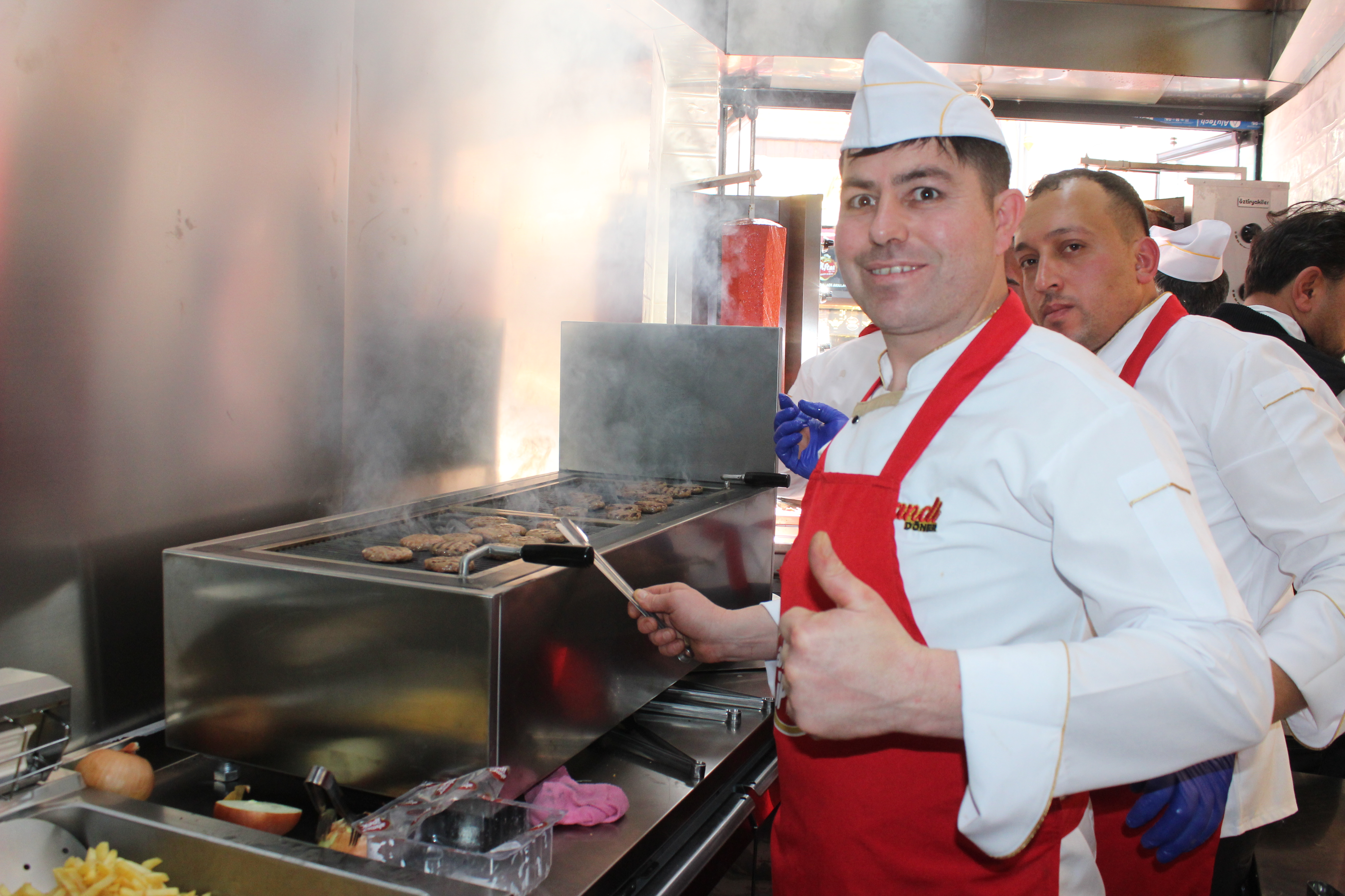 ‘Dandi Döner’ Uzunçarşı’da açıldı!...Afyon’da Ahmet İpek kalitesi dönerle buluştu