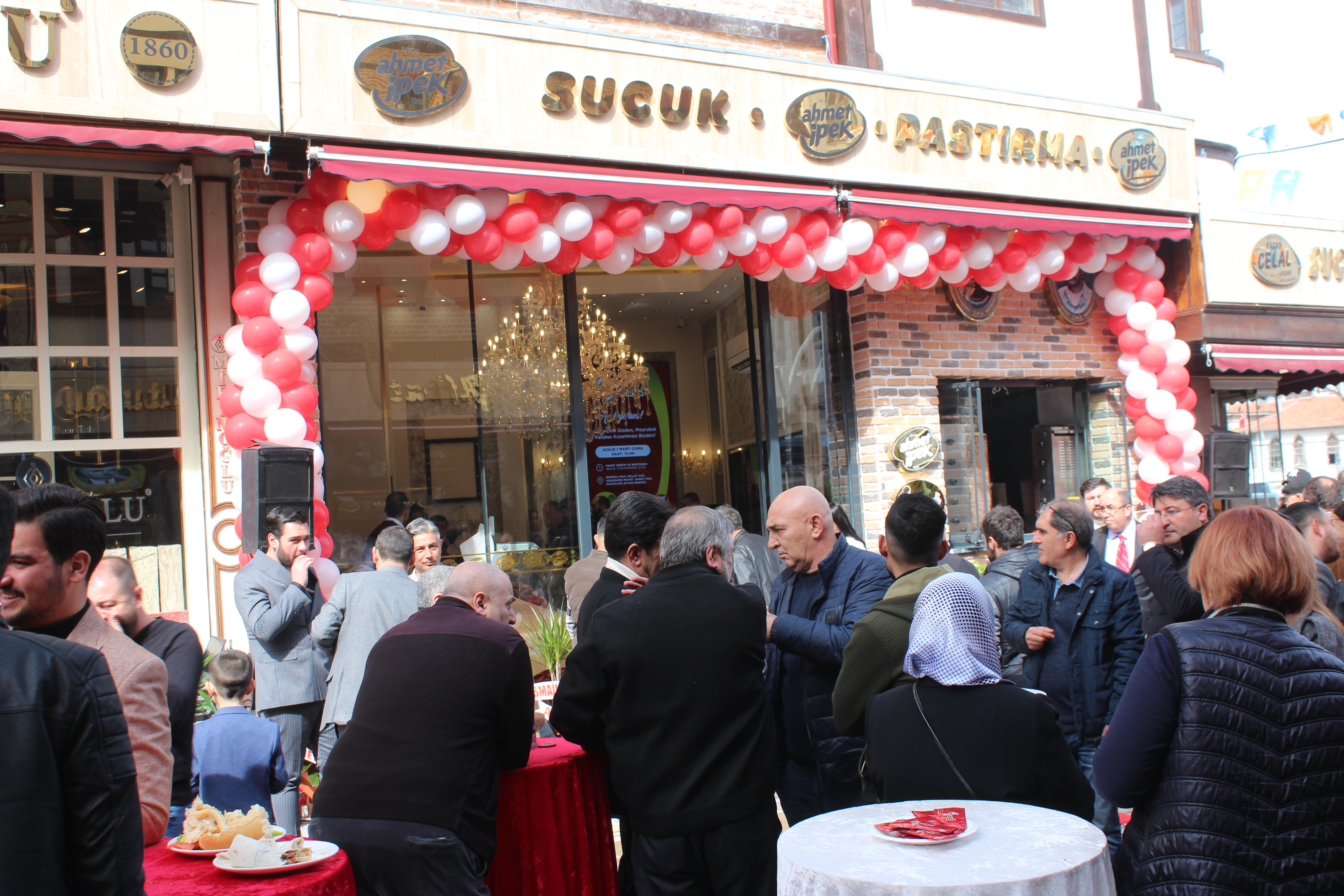 ‘Dandi Döner’ Uzunçarşı’da açıldı!...Afyon’da Ahmet İpek kalitesi dönerle buluştu