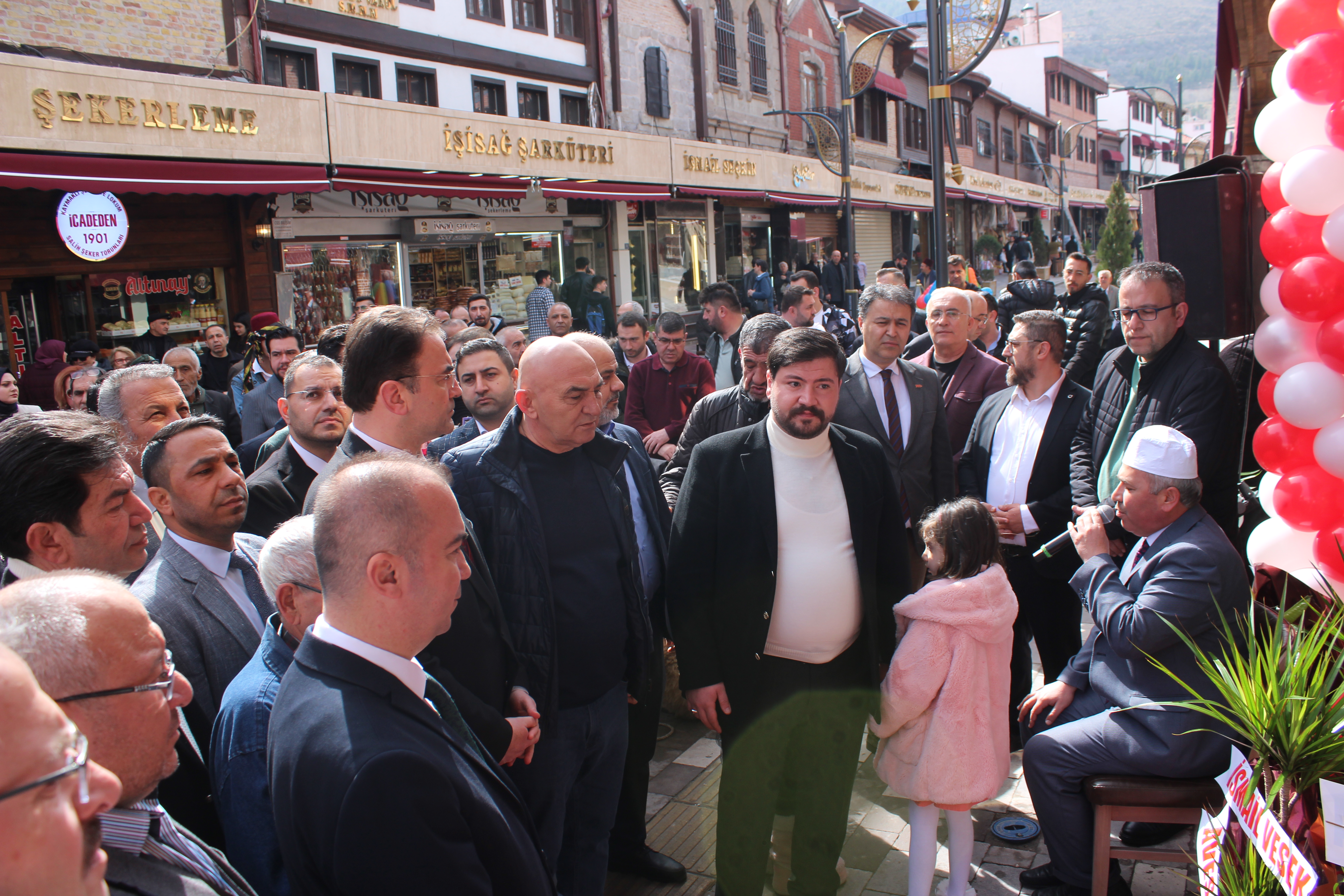 ‘Dandi Döner’ Uzunçarşı’da açıldı!...Afyon’da Ahmet İpek kalitesi dönerle buluştu