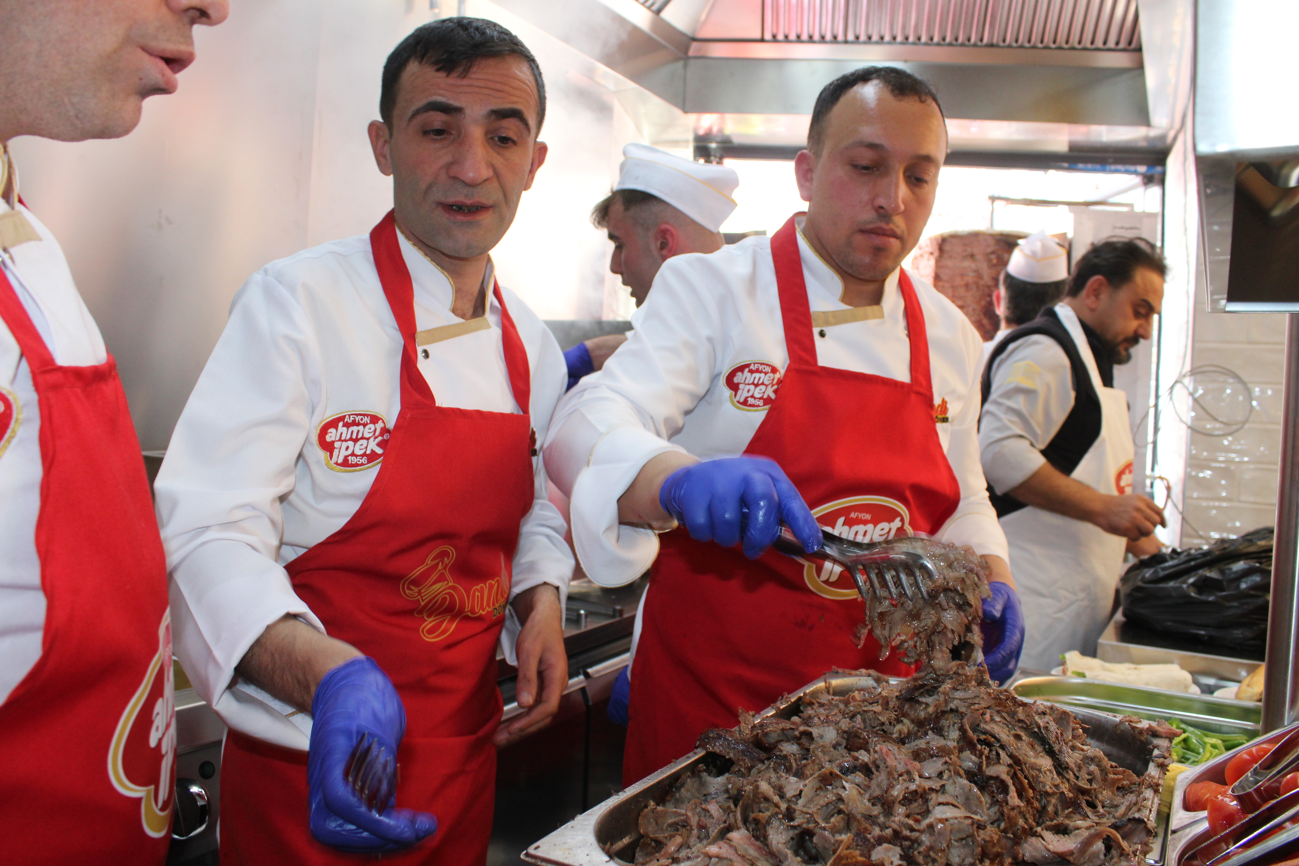 ‘Dandi Döner’ Uzunçarşı’da açıldı!...Afyon’da Ahmet İpek kalitesi dönerle buluştu