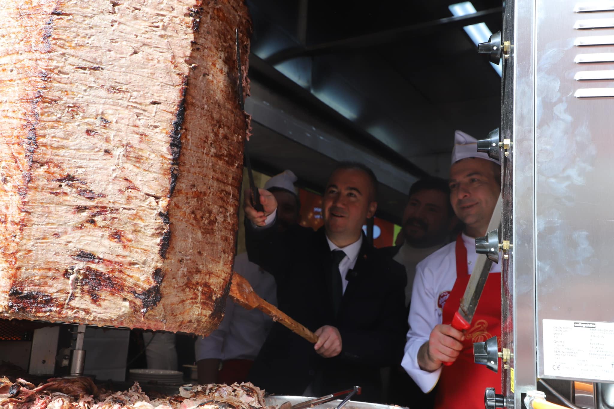 ULUÇAY  AÇILIŞA KATILDI TEZGAHIN BAŞINA GEÇTİ DÖNER KESTİ