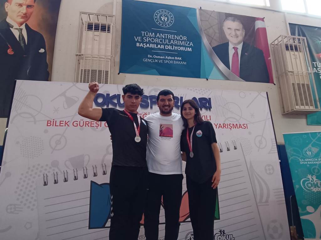AFYON'LU BİLEK GÜREŞÇİLERİ BÖLGE BİRİNCİSİ VE İKİNCİSİ OLDU