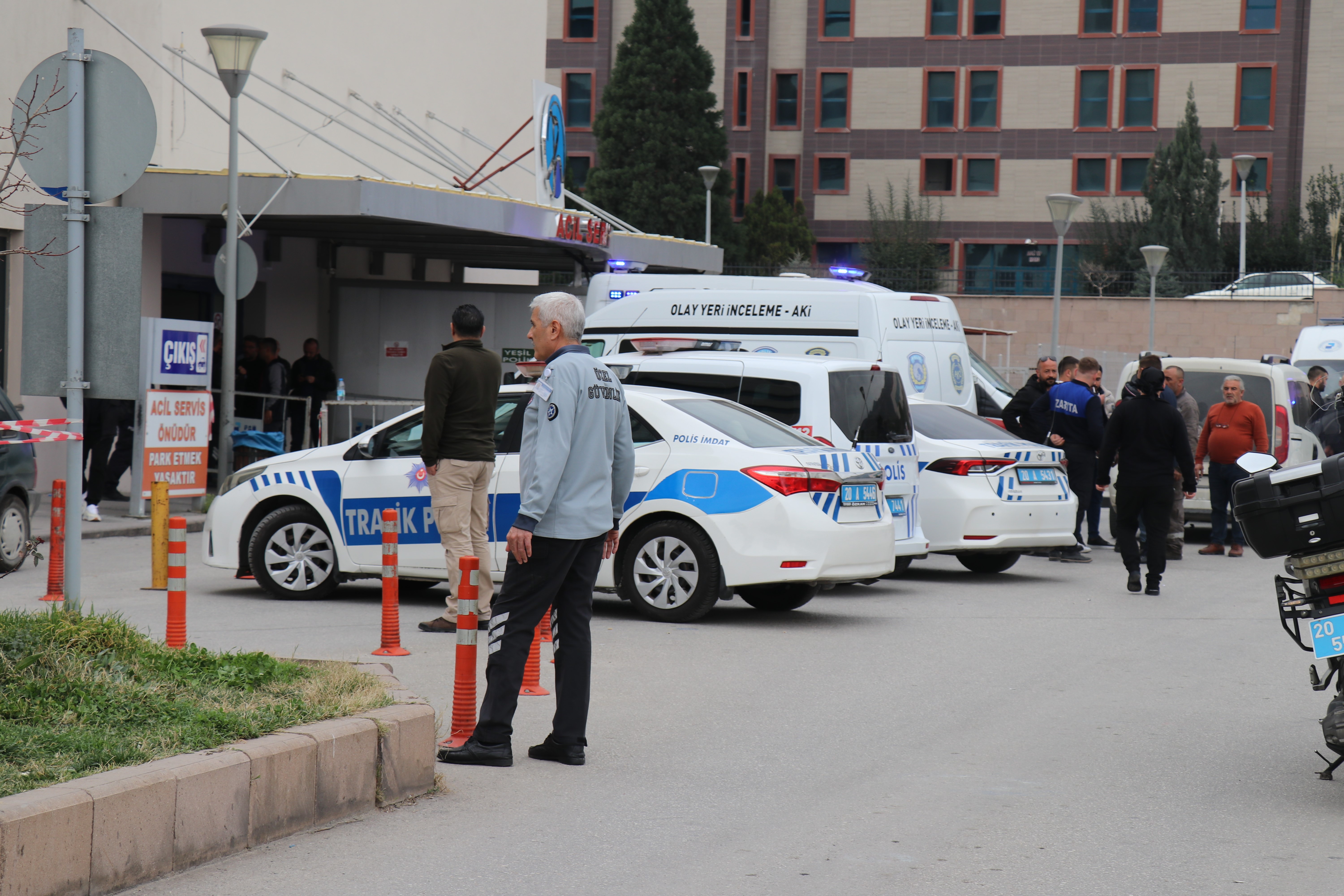 Hastane Kafeteryasında Silahlı Saldırı!  İlk Belirlemelere Göre 2'si Ağır 7 Kişi Yaralı