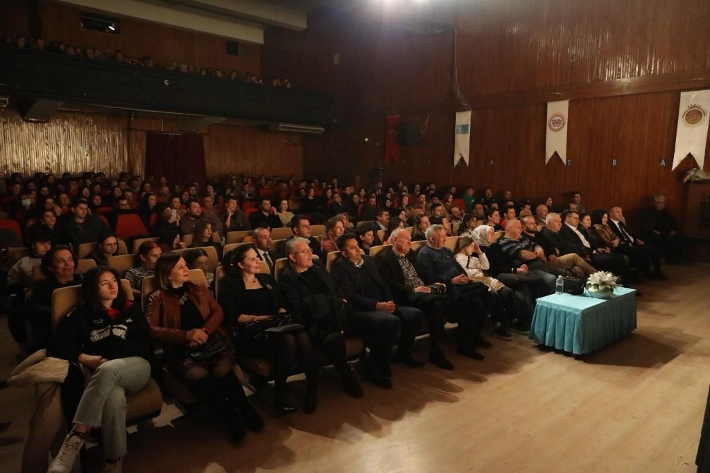 ‘EYVAH YİNE KARIŞTI’ İSİMLİ TİYATRO OYUNU GÖNÜLLERİ FETHETTİ