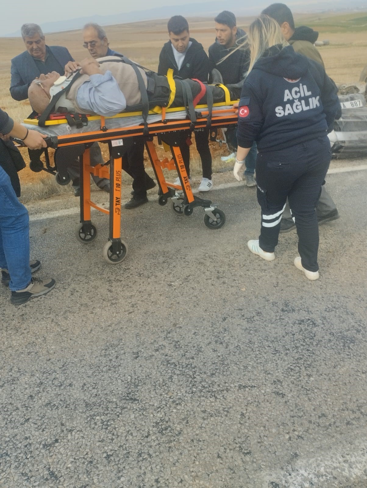 Şarampole Devrilen Araçta Sıkıştı Ekipler Müdahale Etti