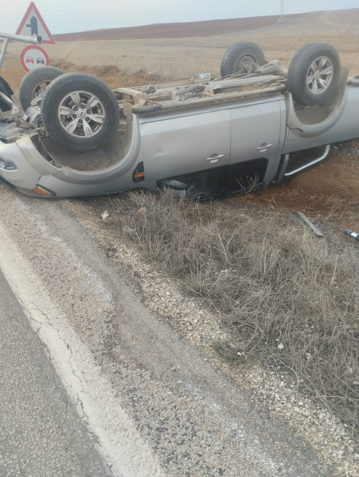 Şarampole Devrilen Araçta Sıkıştı Ekipler Müdahale Etti