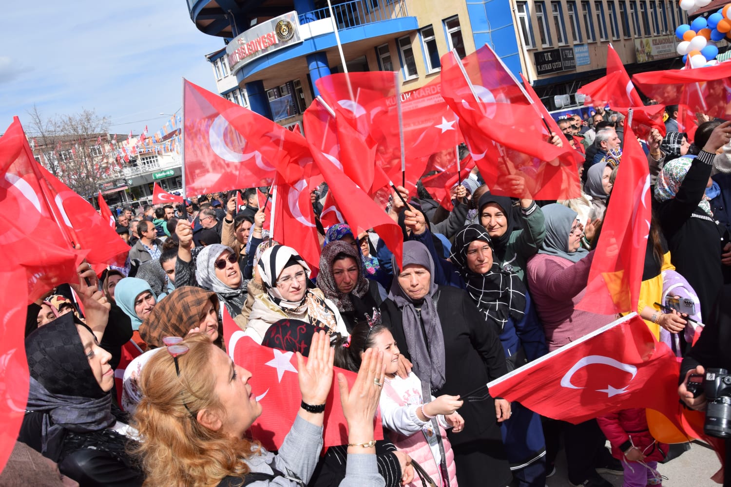 AK Partili Eroğlu'na Vatandaş Güveniyor