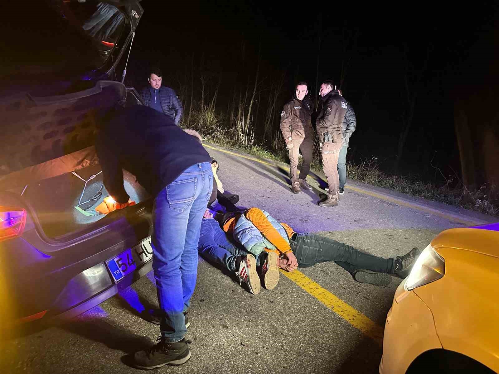 ‘DUR’ İHTARINA UYMAYIP KAÇARKEN KAZA YAPTILAR:
