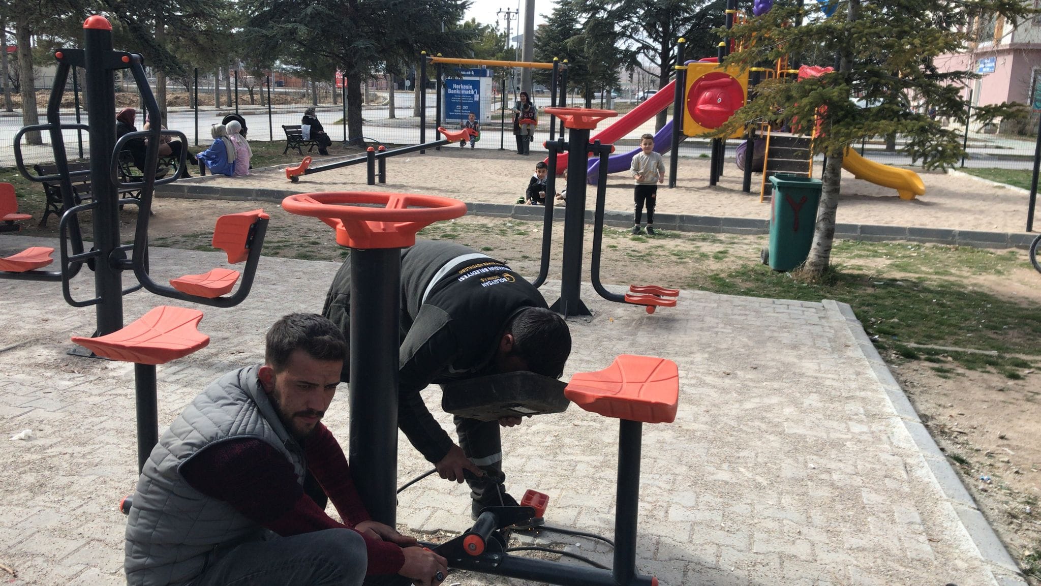 Bolvadin Belediyesi, Parklarda Yenileme Çalışmalarına Hız Kesmeden Devam Ediyor