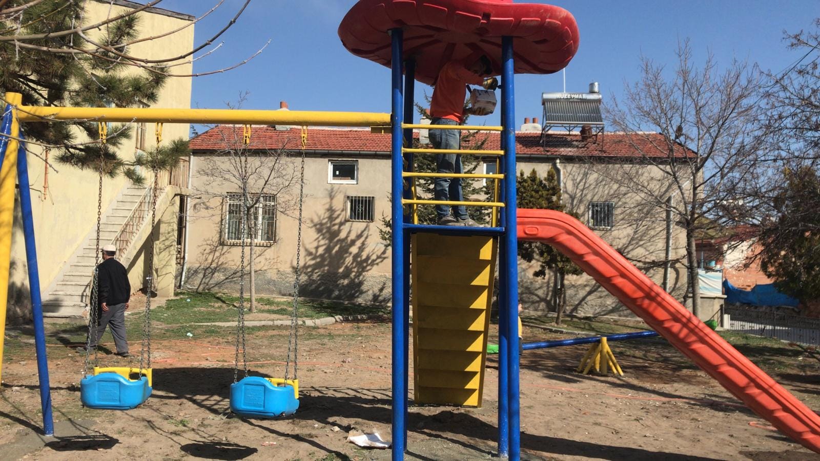 Bolvadin Belediyesi, Parklarda Yenileme Çalışmalarına Hız Kesmeden Devam Ediyor