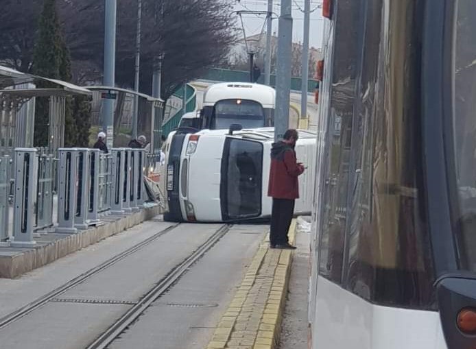 Minibüs Raylara Devrildi!