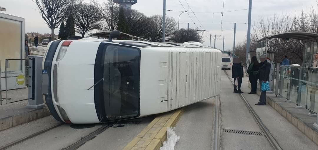 Minibüs Raylara Devrildi!