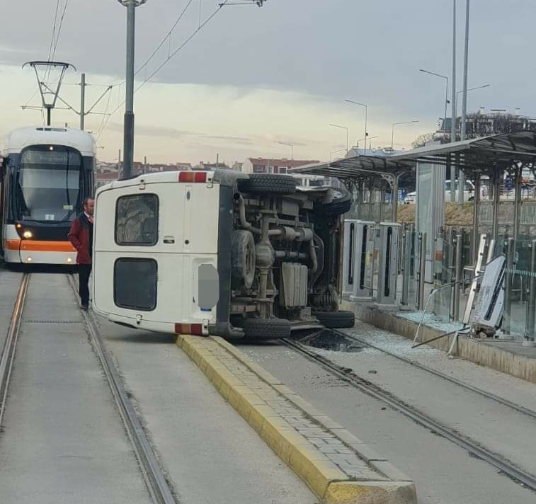 Minibüs Raylara Devrildi!