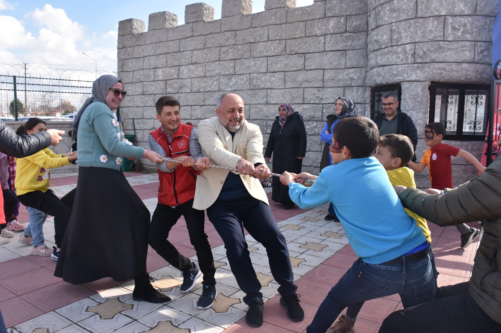 GENÇLERİ MASAL PARKINDA BULUŞTURAN ETKİNLİK:SOSYAL MEDYADAN SOSYAL MEYDANA