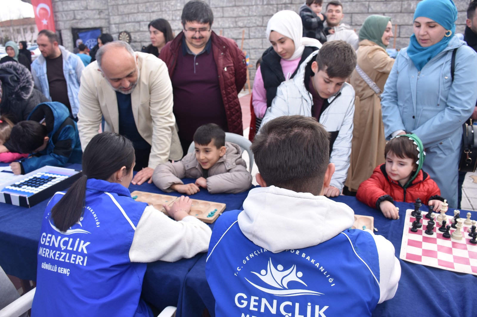 GENÇLERİ MASAL PARKINDA BULUŞTURAN ETKİNLİK:SOSYAL MEDYADAN SOSYAL MEYDANA