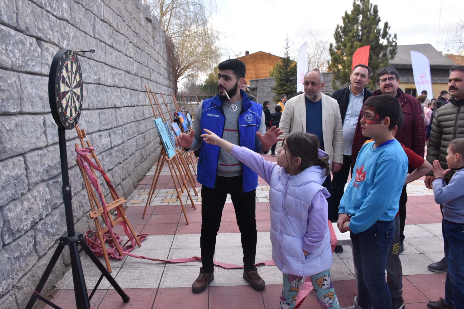GENÇLERİ MASAL PARKINDA BULUŞTURAN ETKİNLİK:SOSYAL MEDYADAN SOSYAL MEYDANA
