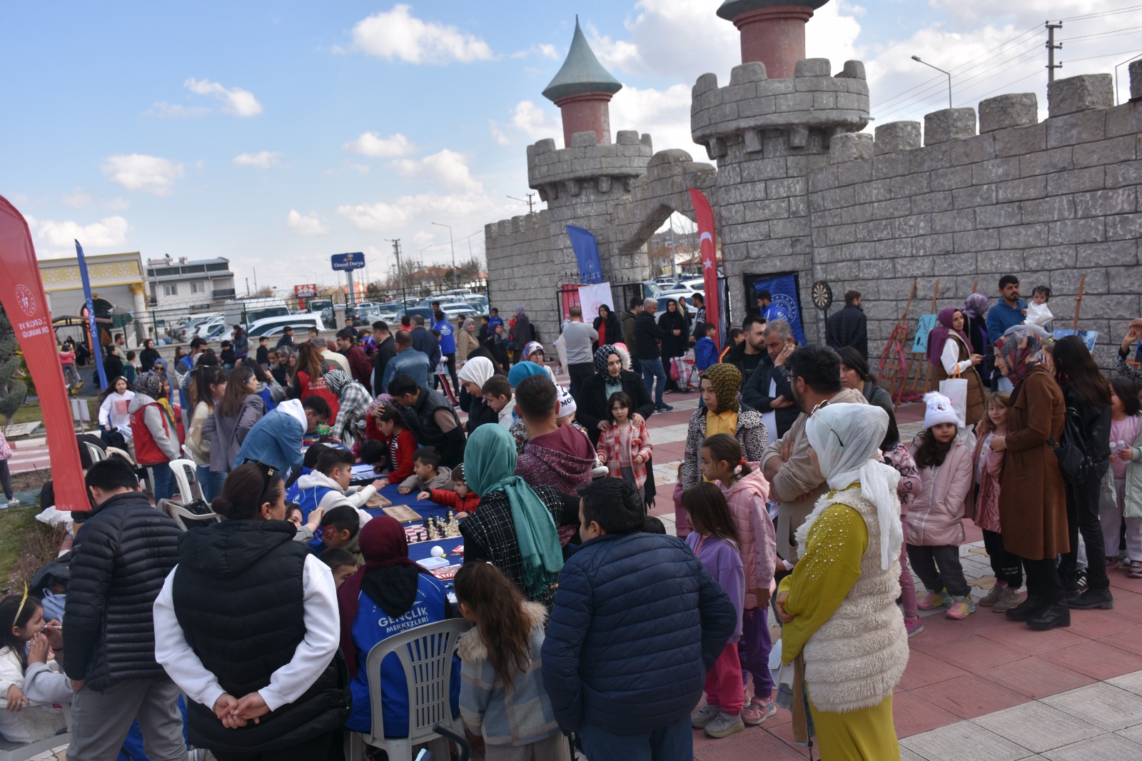 GENÇLERİ MASAL PARKINDA BULUŞTURAN ETKİNLİK:SOSYAL MEDYADAN SOSYAL MEYDANA