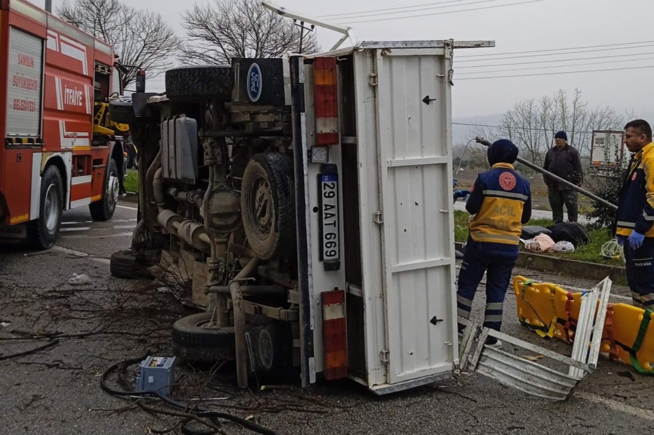 Yoldan Çıkan Kamyon Aydınlatma Direğine Çarptı