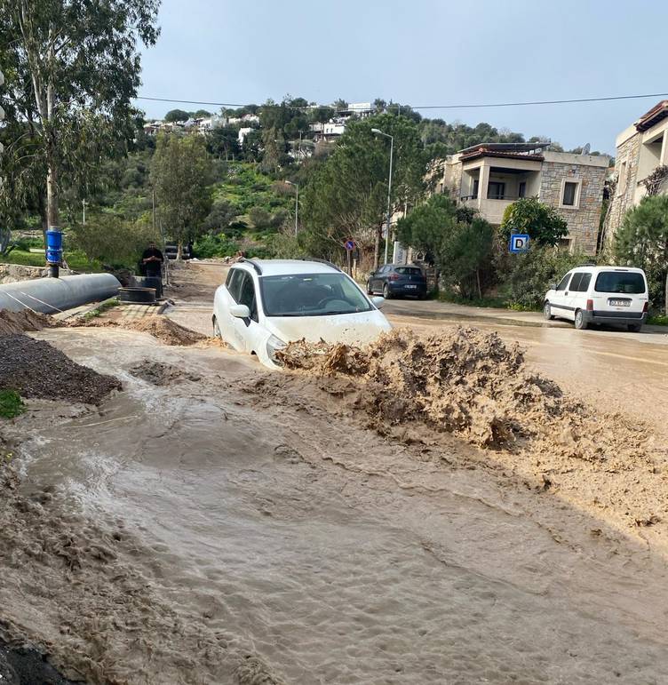 İçme Suyu İsale Hattı Patladı