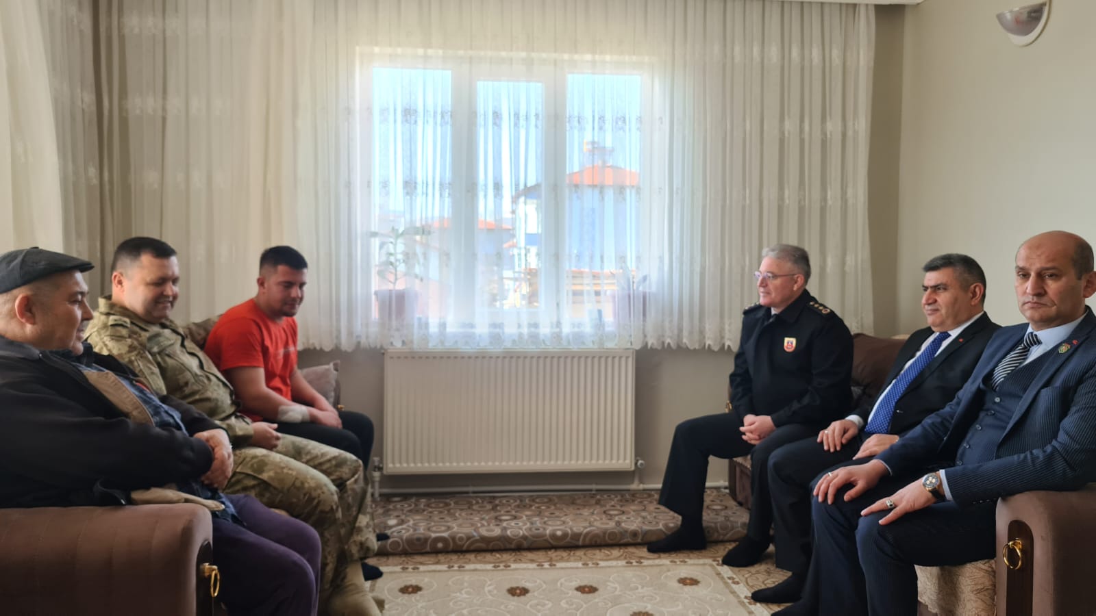 TUGGENERAL YÖNER VE EMNİYET MÜDÜRÜ AY'DAN  GAZİ ASKERE ZİYARET