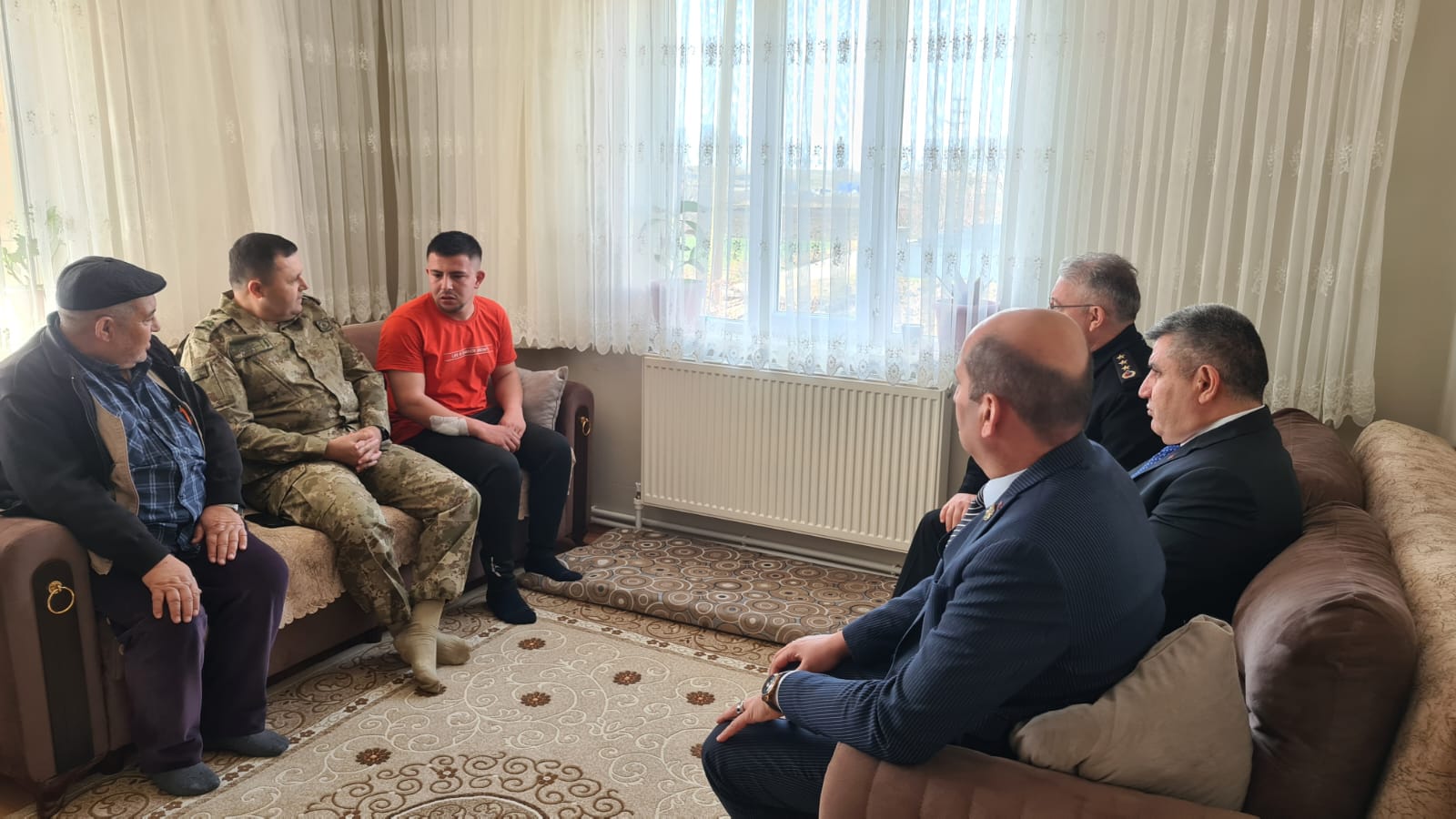 TUGGENERAL YÖNER VE EMNİYET MÜDÜRÜ AY'DAN  GAZİ ASKERE ZİYARET