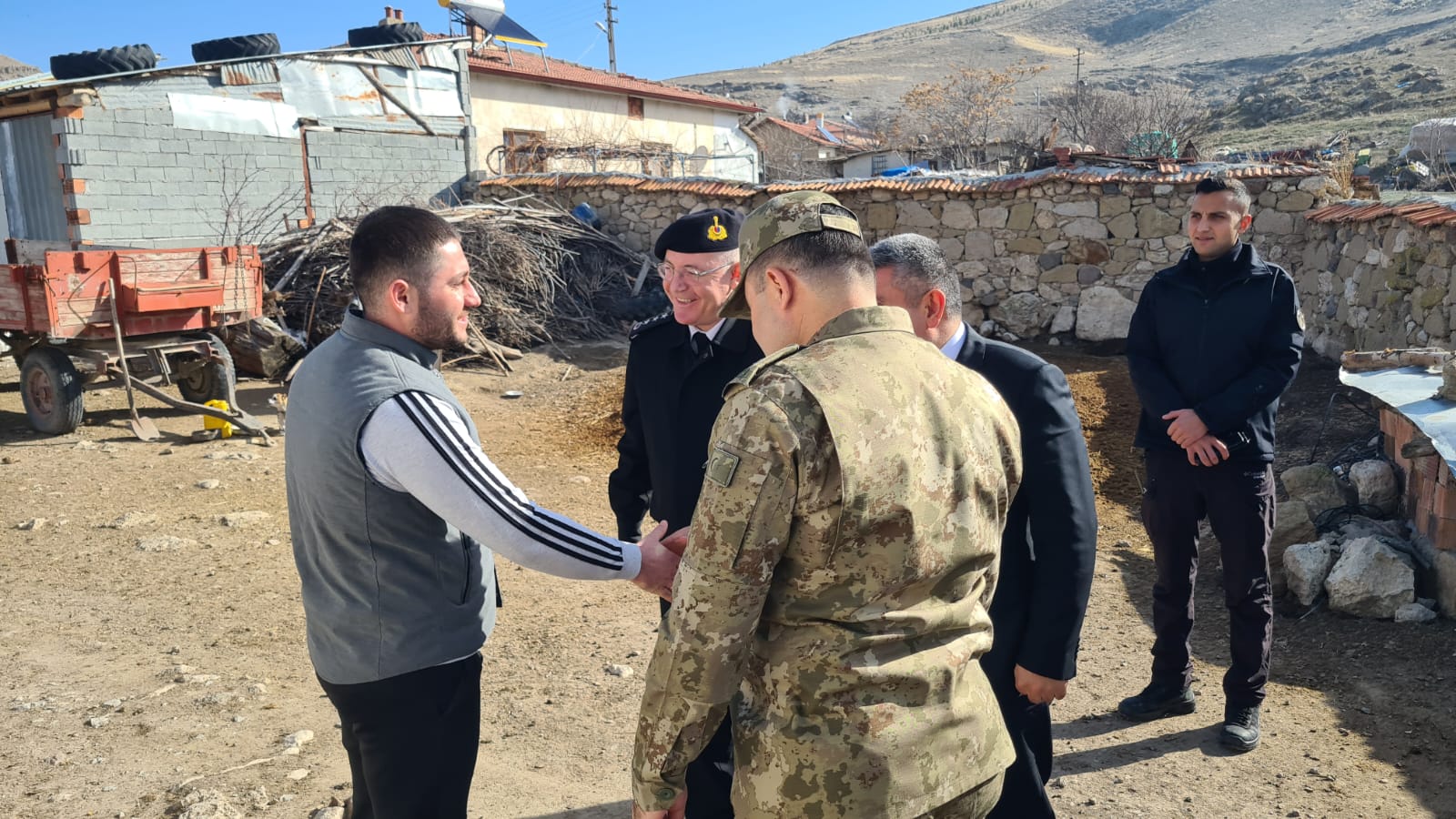 TUGGENERAL YÖNER VE EMNİYET MÜDÜRÜ AY'DAN  GAZİ ASKERE ZİYARET