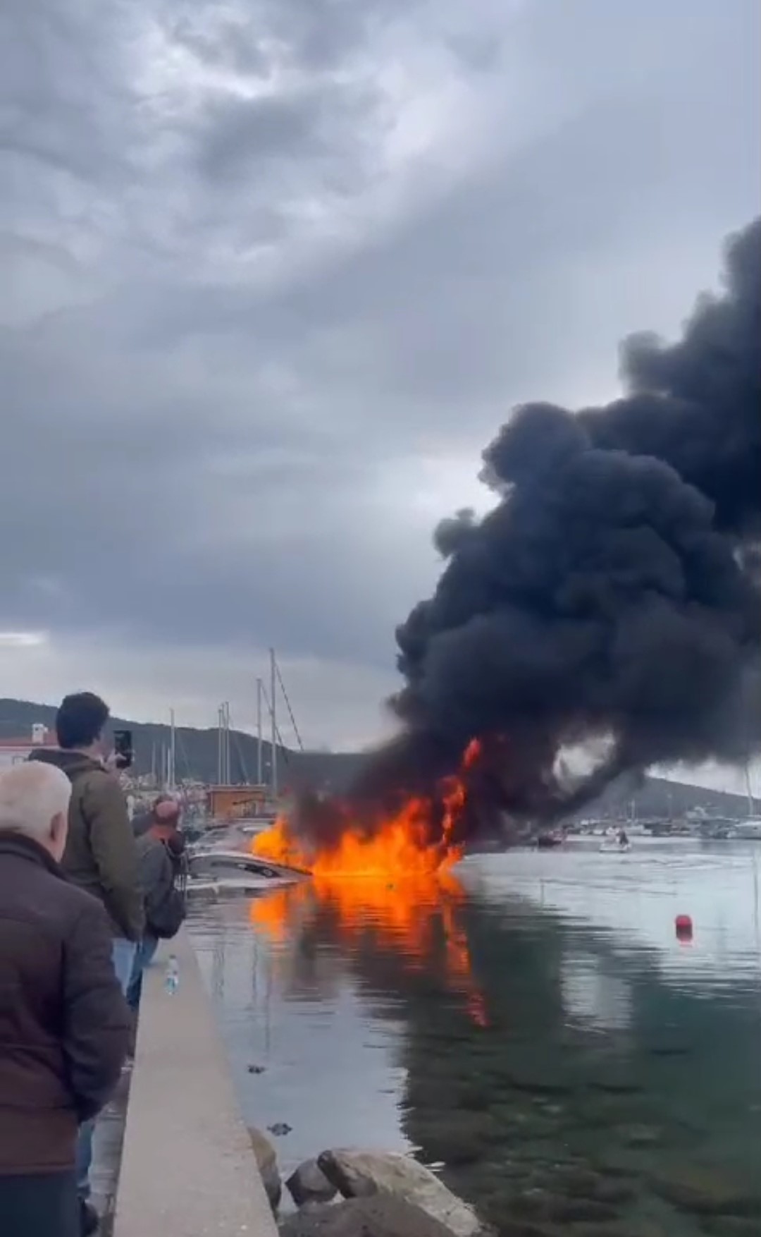 Korku Dolu Anlar: Patlayan Tekne Alevler İçinde Kaldı