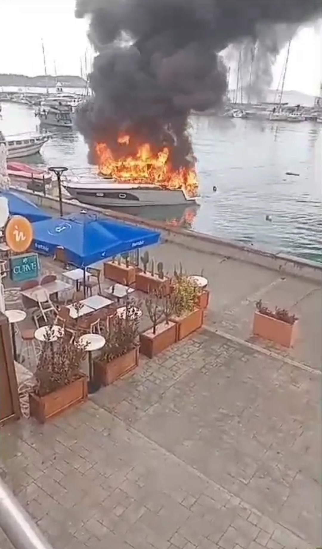 Korku Dolu Anlar: Patlayan Tekne Alevler İçinde Kaldı