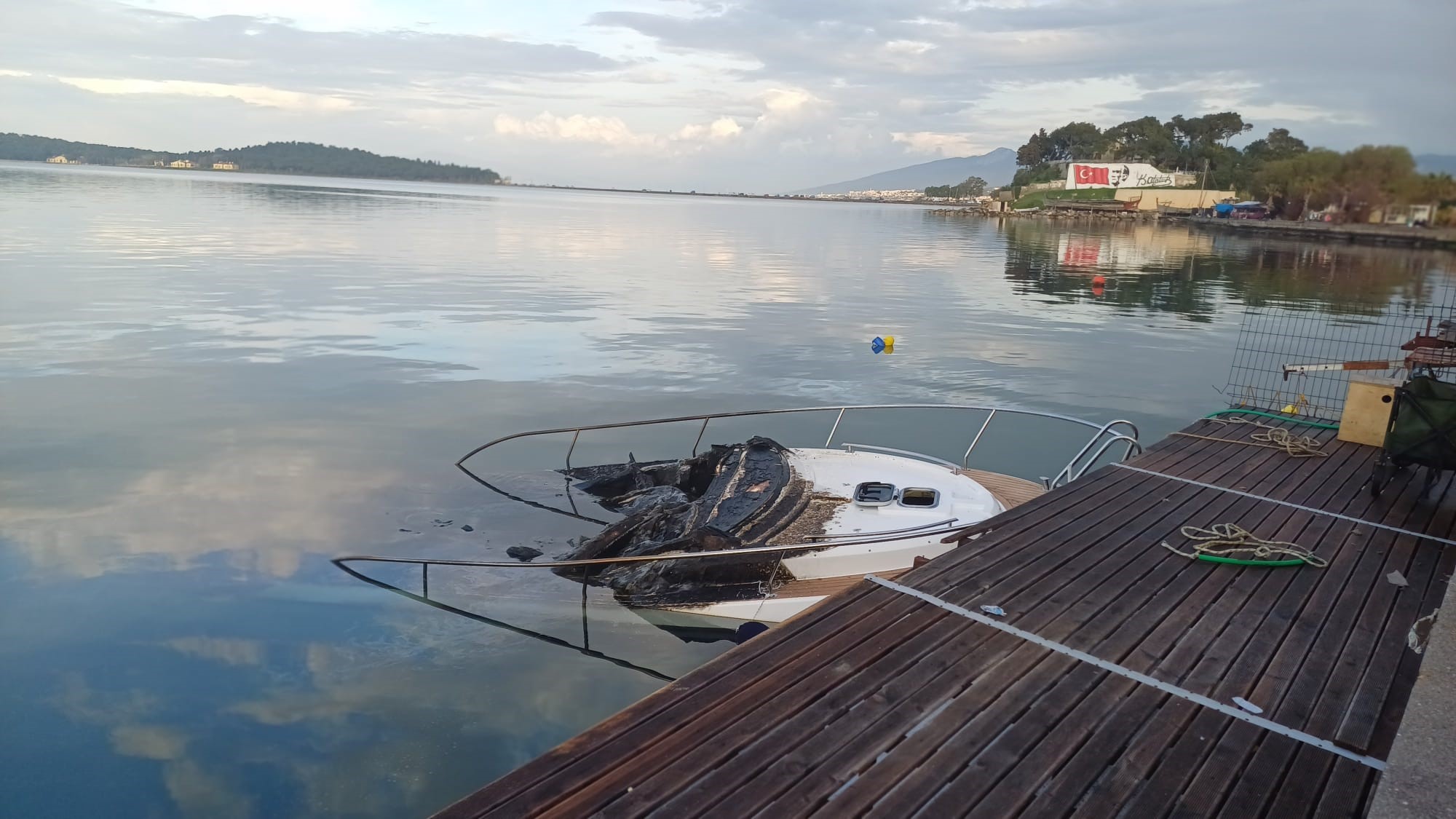 Korku Dolu Anlar: Patlayan Tekne Alevler İçinde Kaldı