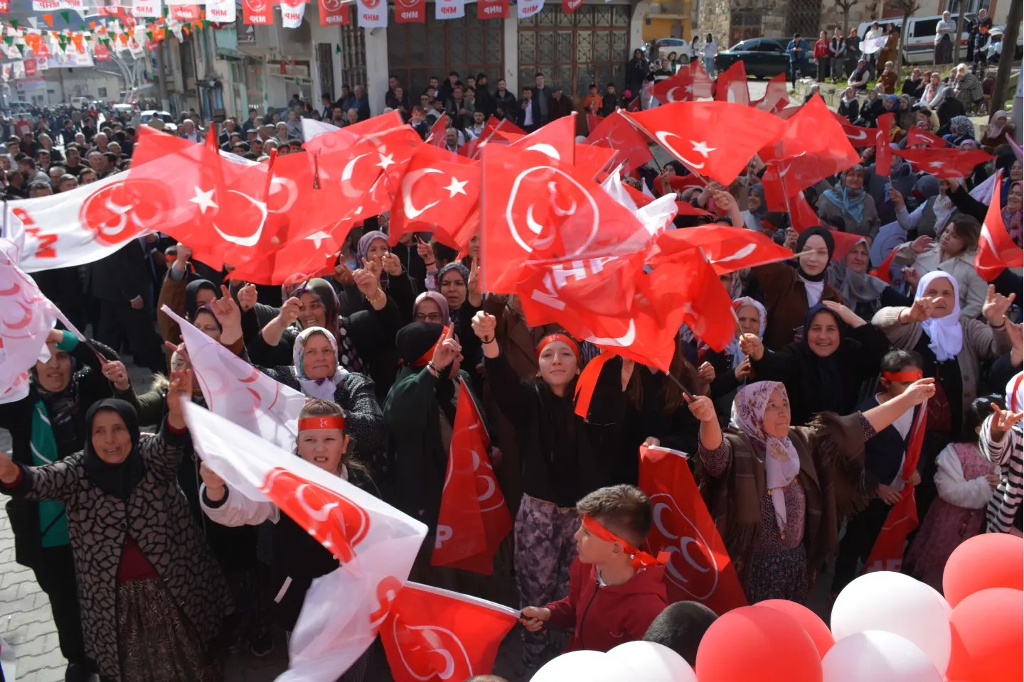 Sinanpaşa Ovasında Taytak Rüzgarı Esti