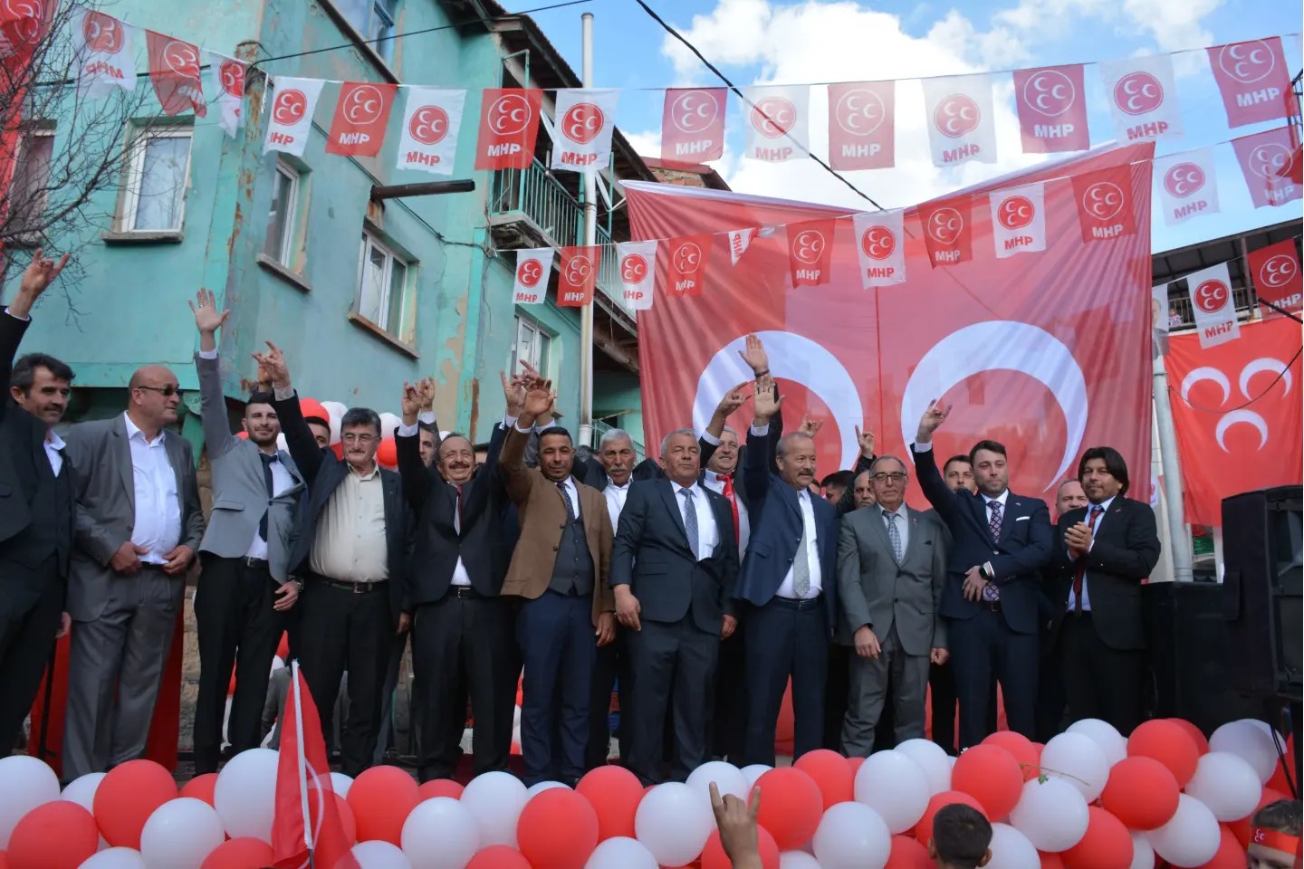 Sinanpaşa Ovasında Taytak Rüzgarı Esti