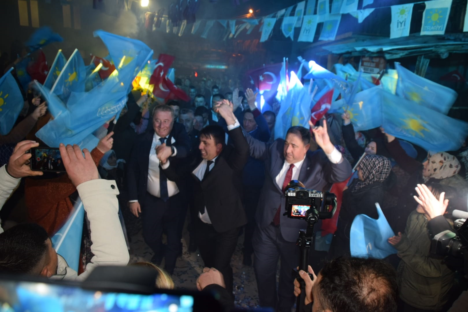 İYİ Parti'de Coşkulu Kalabalık Miting Havası Yaşattı