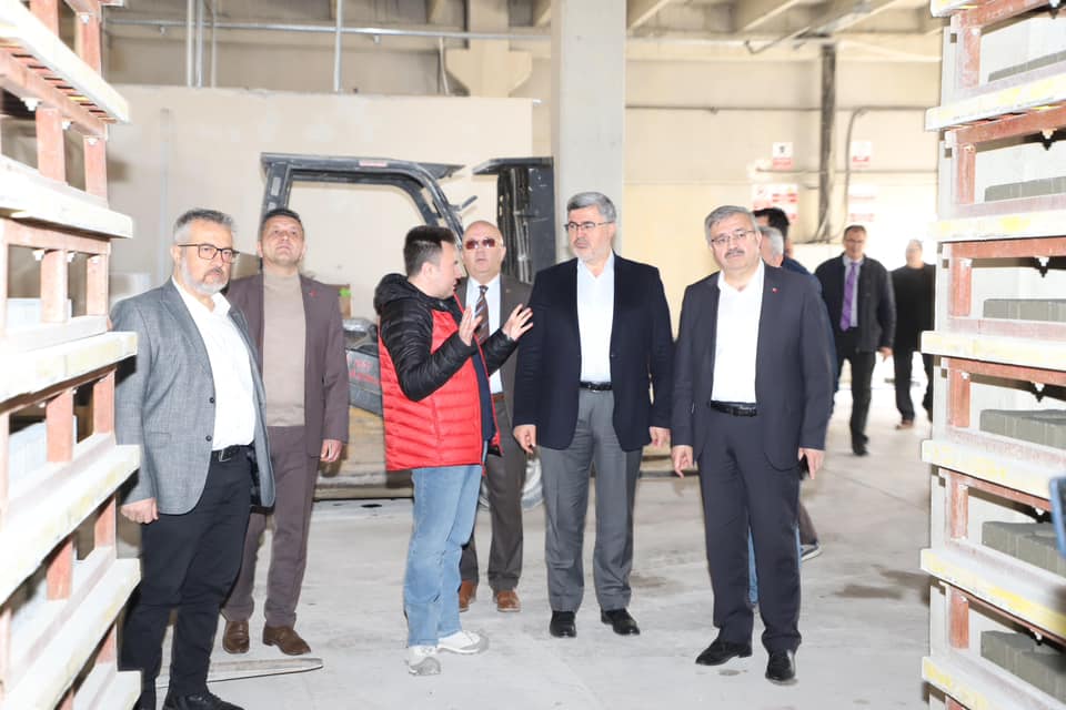 AK PARTİLİ VEKİLLERDEN PARKE ÜRETİM TESİSİNE ZİYARET