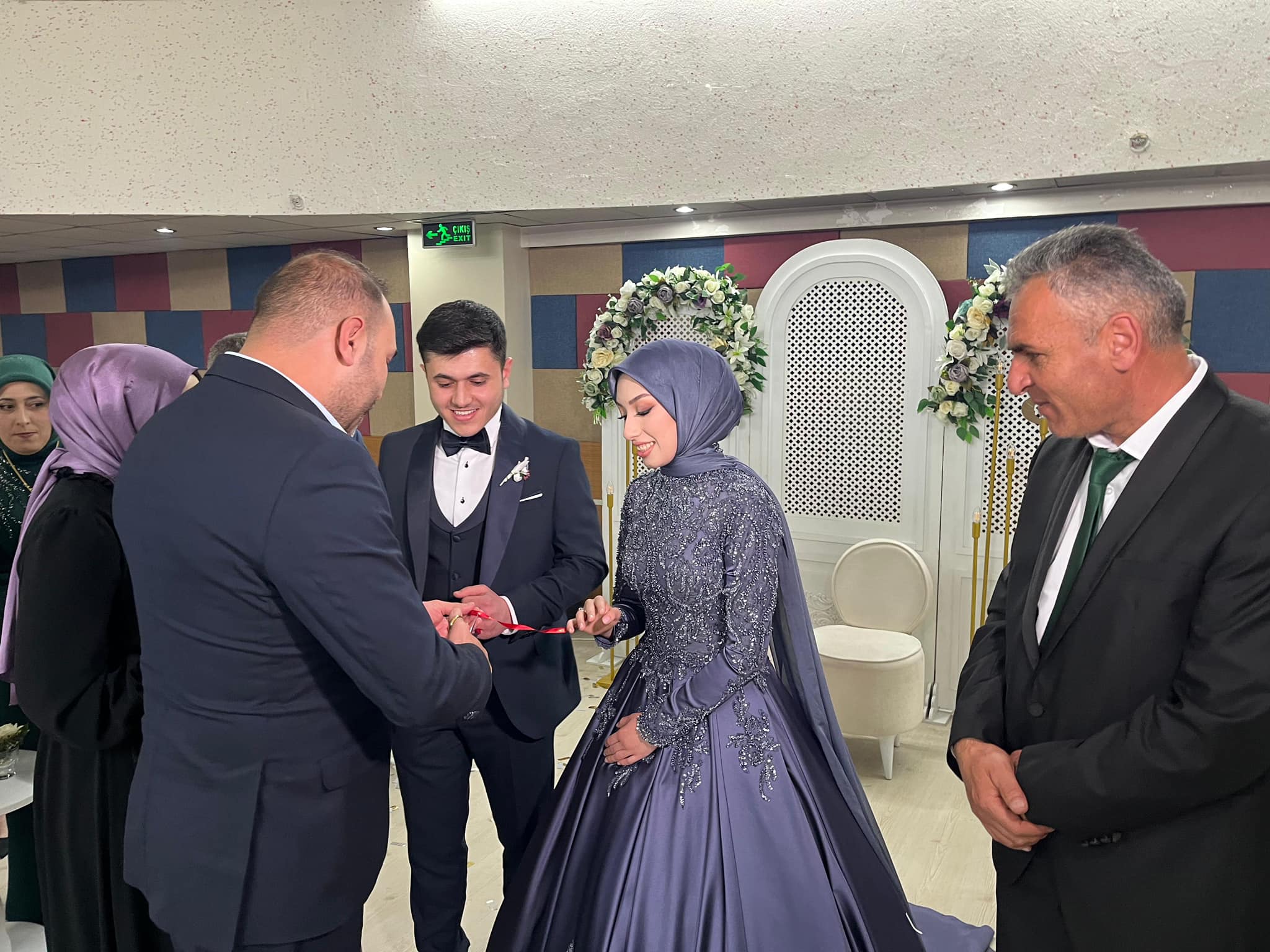 AK Partili Eroğlu Genç Çifti Mutlu Günlerinde Yalnız Bırakmadı