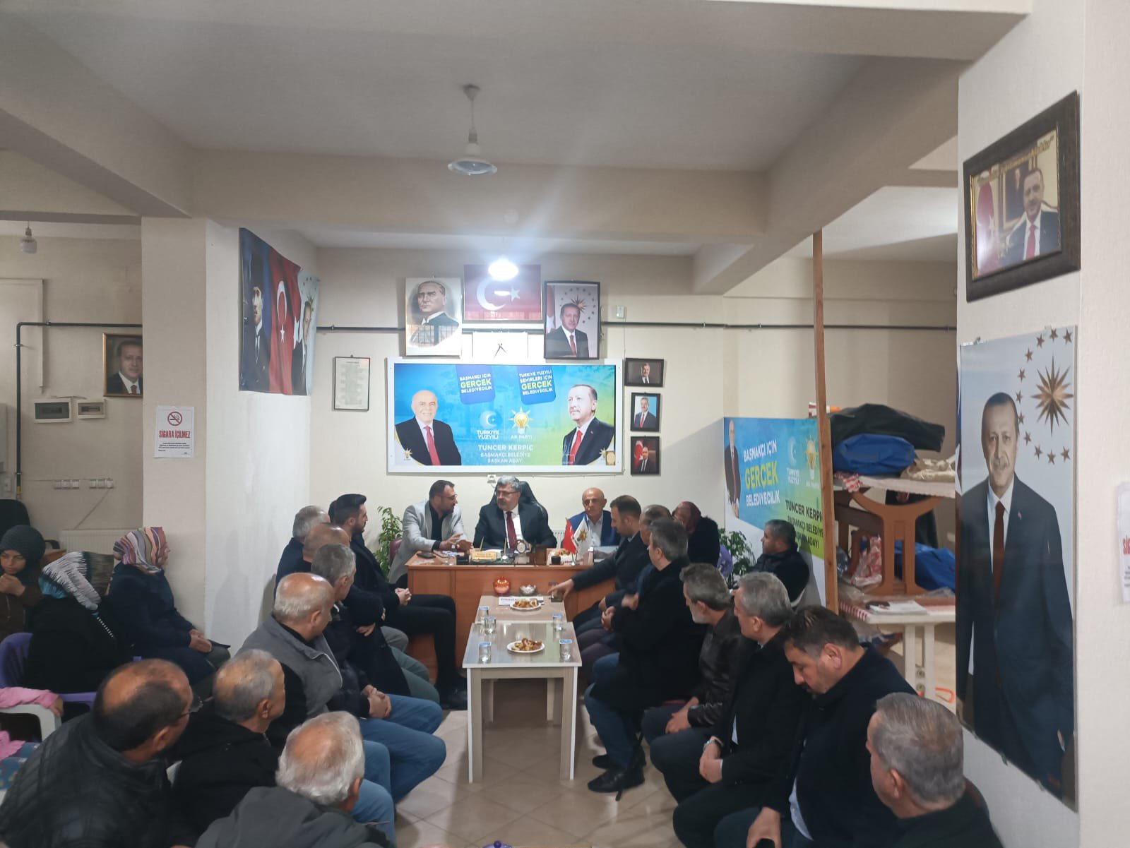 AK PARTİ   SEÇİM MERKEZİNİ DUALARLA AÇTI