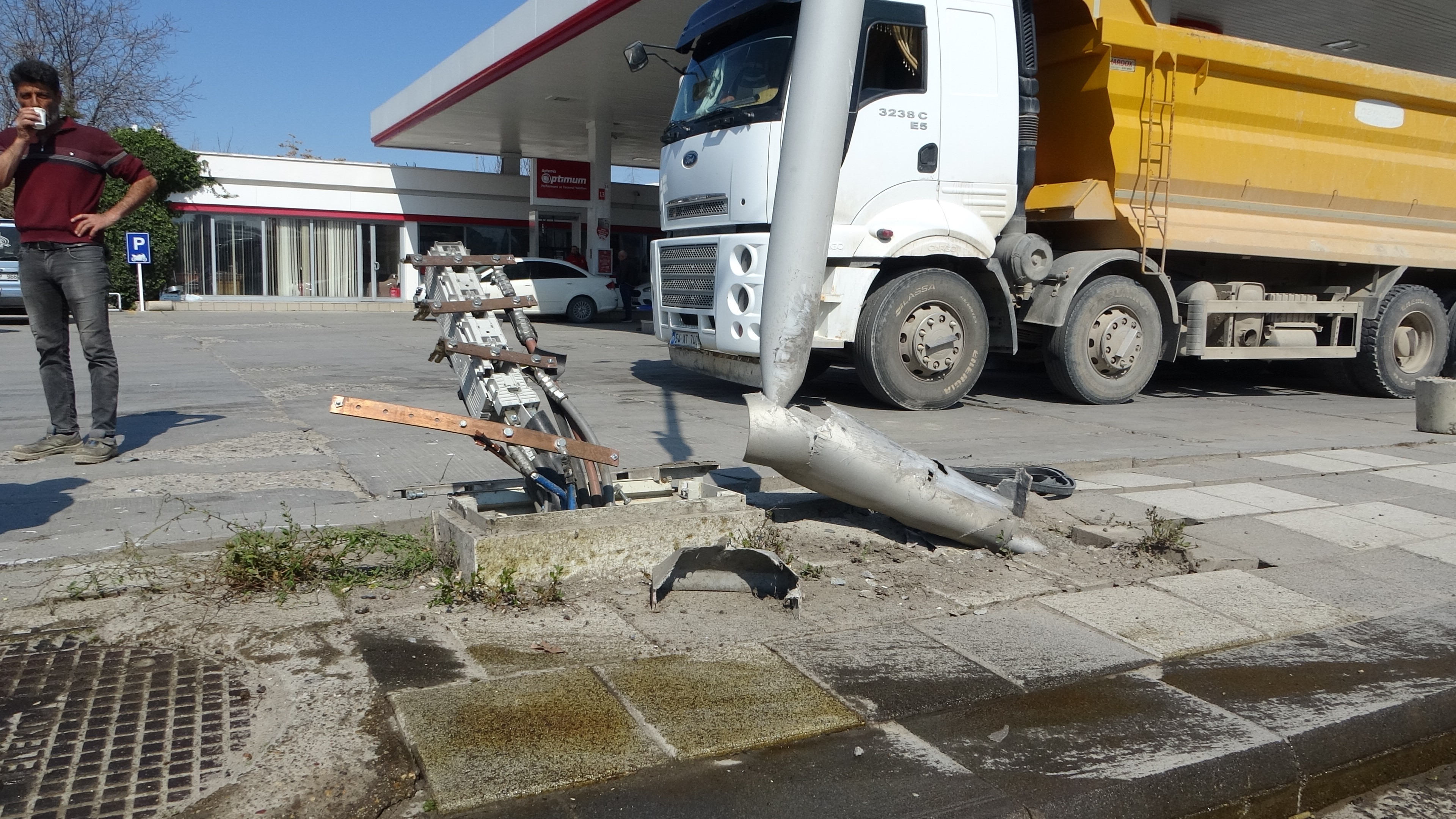 Önce Refüje Sonra Akaryakıt İstasyonuna Daldı