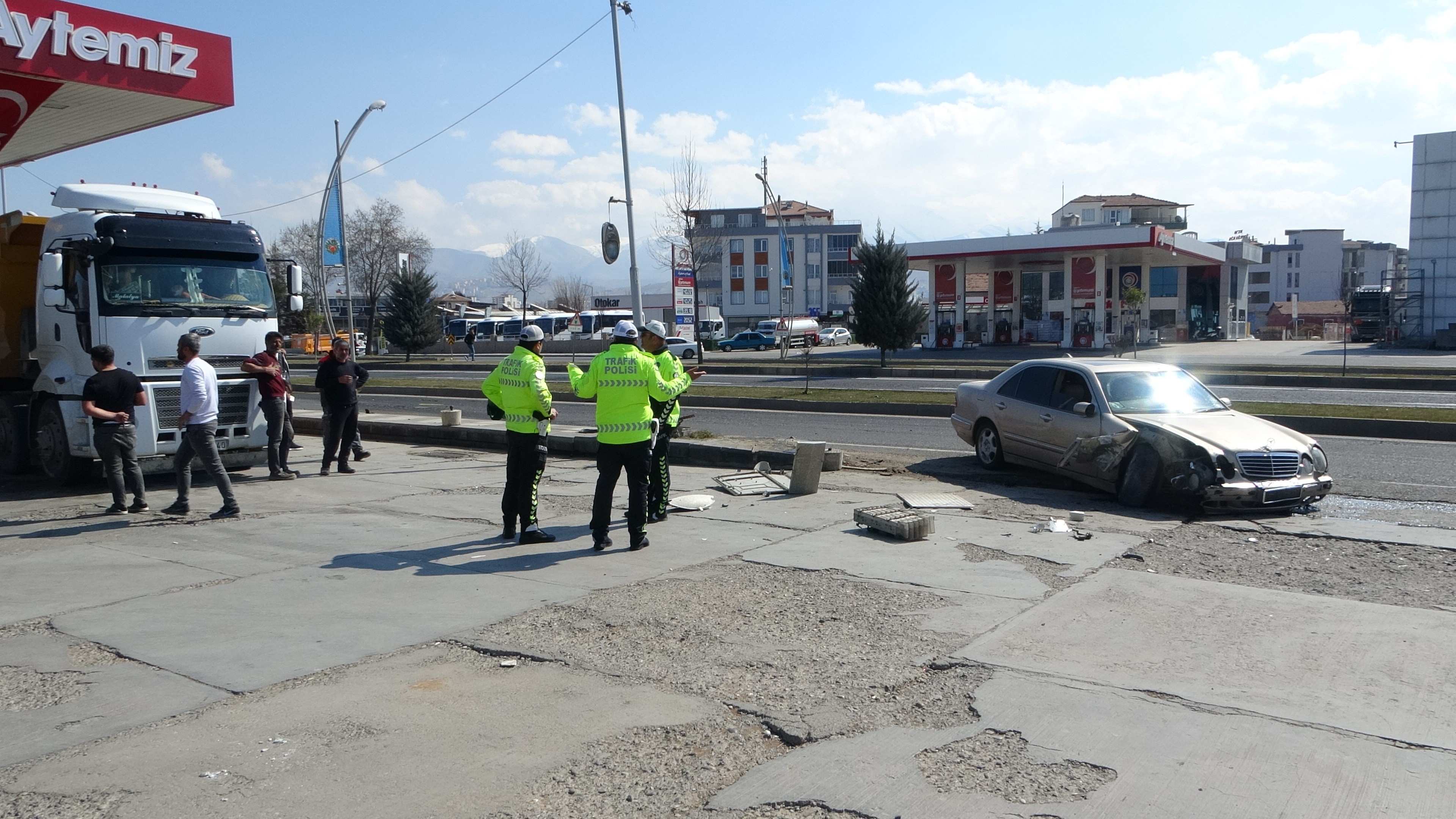 Önce Refüje Sonra Akaryakıt İstasyonuna Daldı