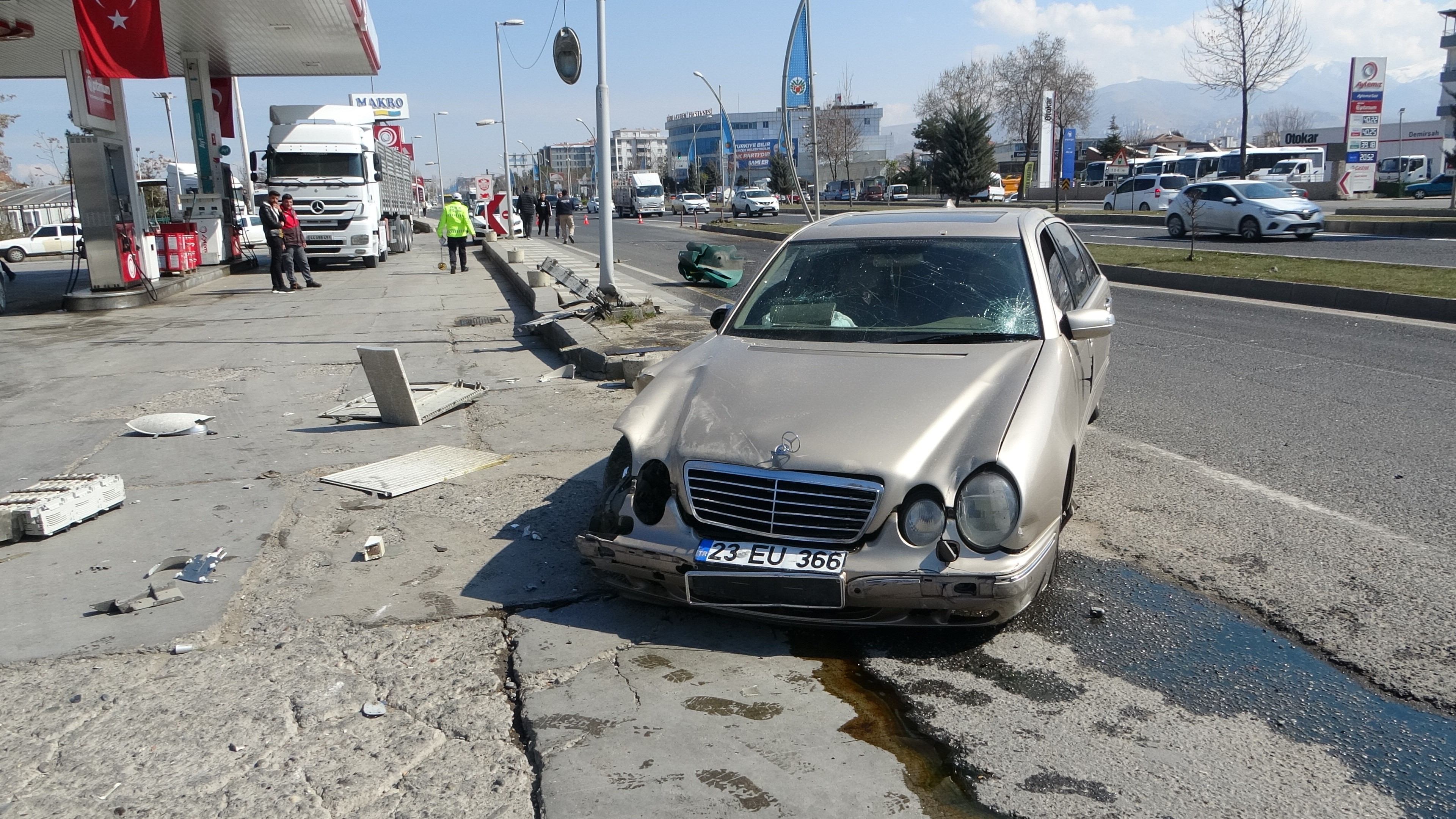 Önce Refüje Sonra Akaryakıt İstasyonuna Daldı